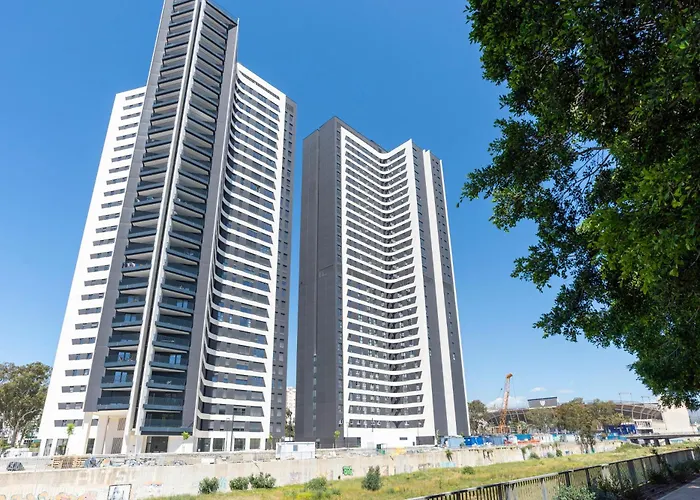 Skyline III Pool & Coworking By Ele Apartments